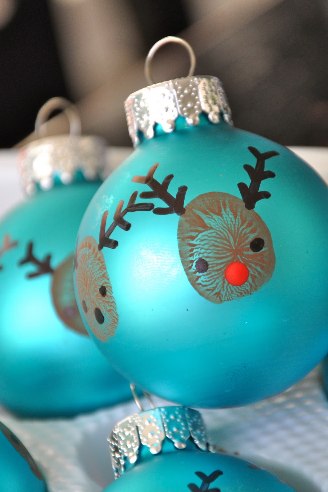 Bola de Natal artesanal de renas feitas com digitais - Almanaque dos Pais